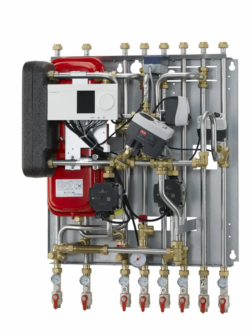 Hausstation zur Wärmeverteilung mit mehreren Rohrleitungen, Ventilen und Druckmessgeräten, gefertigt von Danfoss, zur Integration in Heizsysteme.